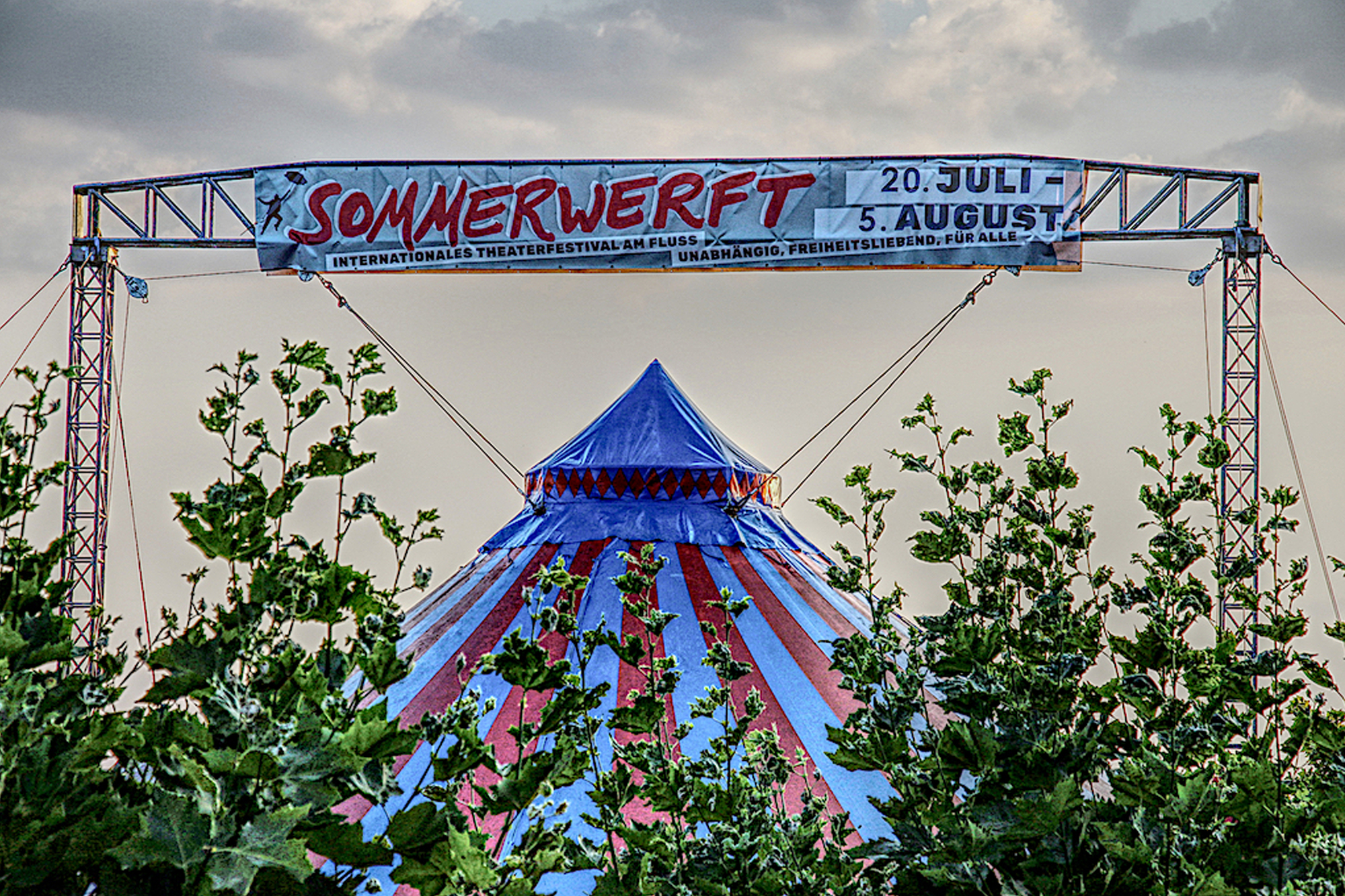 Banner über Theaterzelt / Foto © Stefan Chytrek